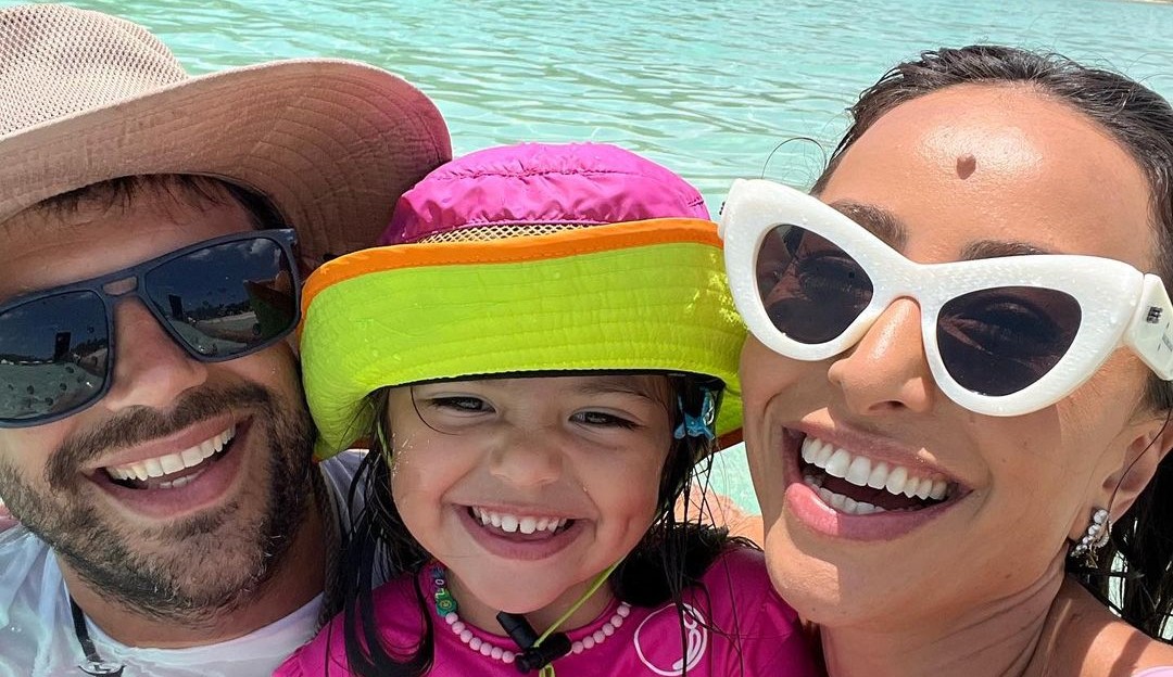 Sabrina Sato posta fotos de férias com a família
