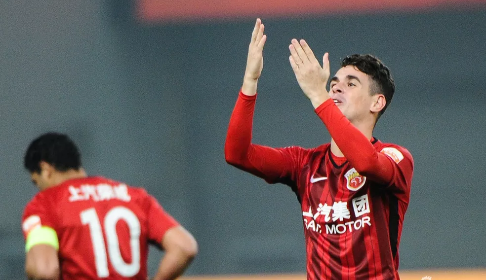 Em negociação difícil com o Flamengo, Oscar aparece nas redes sociais com a camisa da equipe