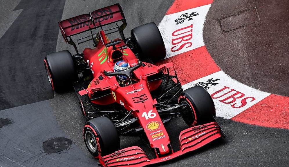 Leclerc insistiu para equipe da Ferrari não trocar seus pneus