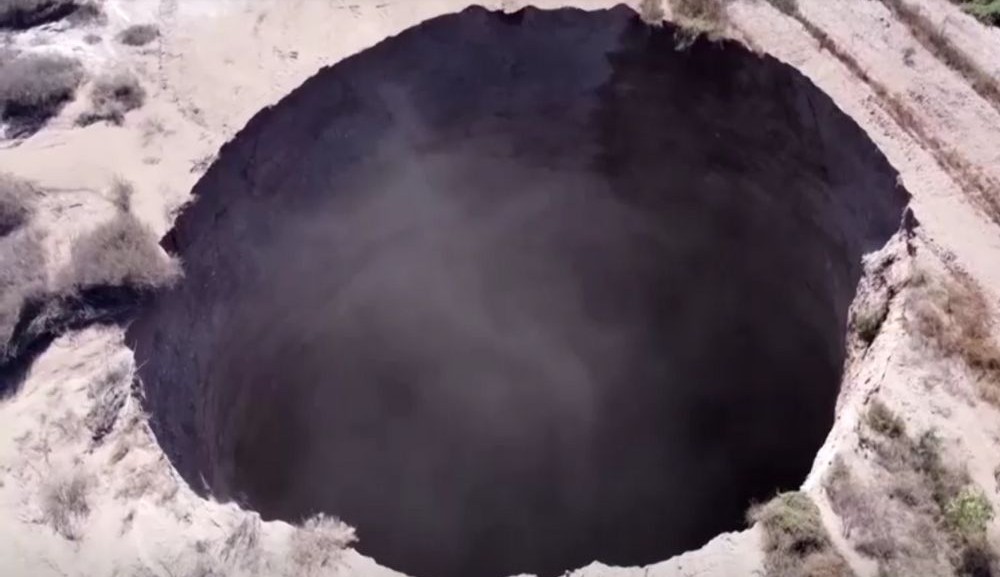 Cratera com 25 metros de diâmetro aparece no deserto do Atacama