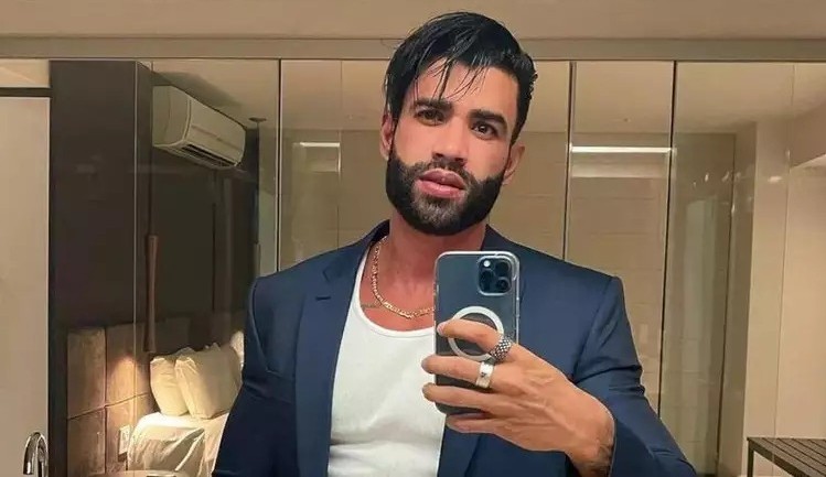 Gusttavo Lima recupera colar arrancado por fã em show