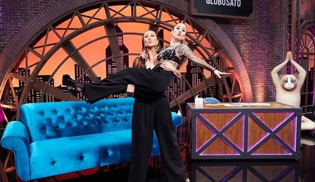 Sabrina Sato dá altas risadas no Lady Night com Tatá Werneck