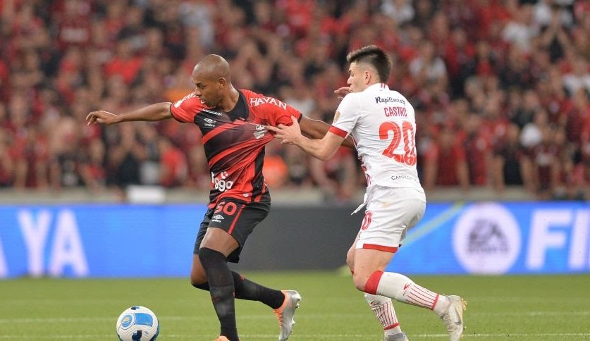 Athlético-PR perde muitas chances de gol e fica no empate com o Estudiantes