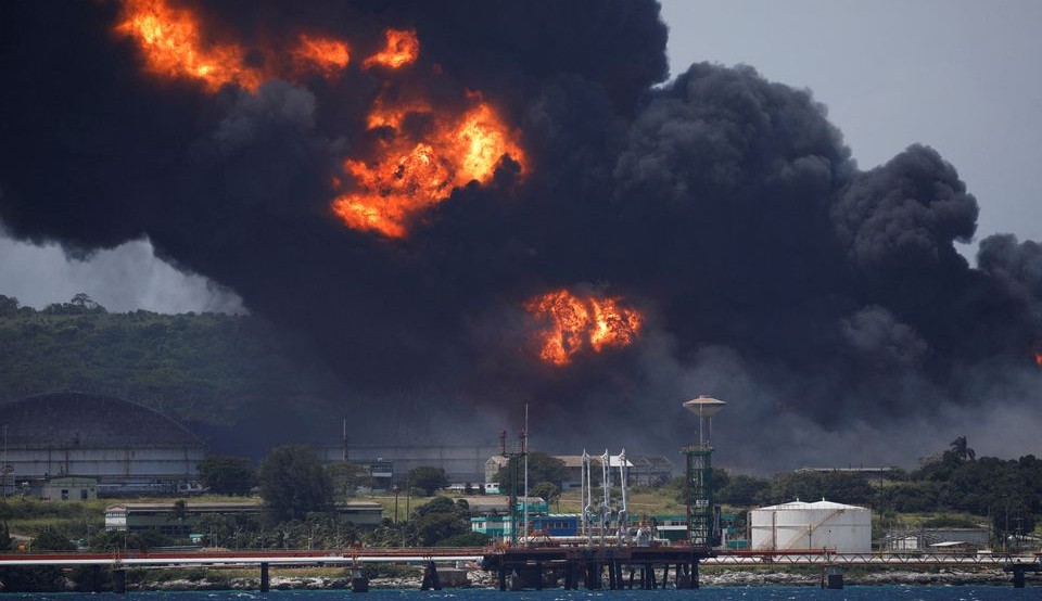 Cuba segue em combate a incêndio em tanques de petróleo