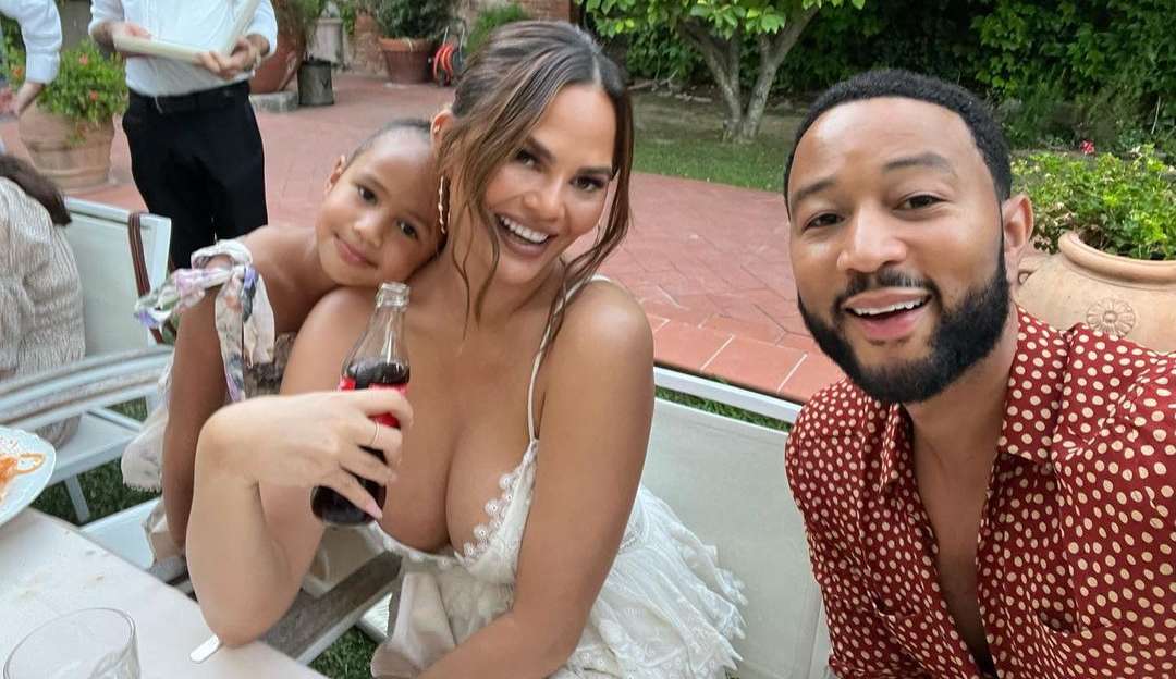 Chrissy Teigen compartilha com seus seguidores imagens do ultrassom de seu novo filho