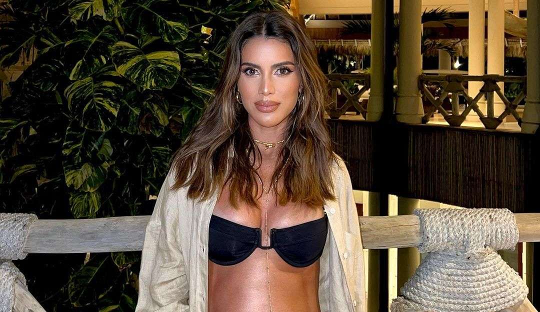 Camila Coelho deixa hospital com seu primeiro filho