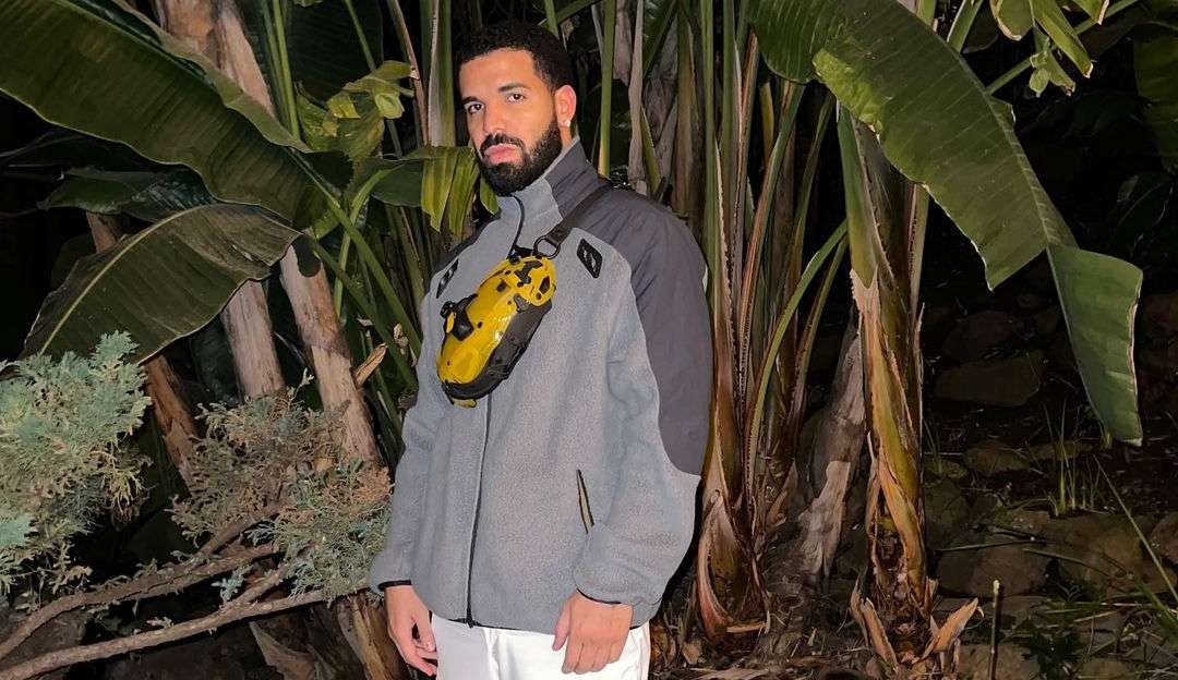 Drake zoa tatuagem do pai com o seu rosto