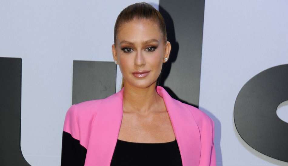 Marina Ruy Barbosa faz sucesso com seu look em evento de moda