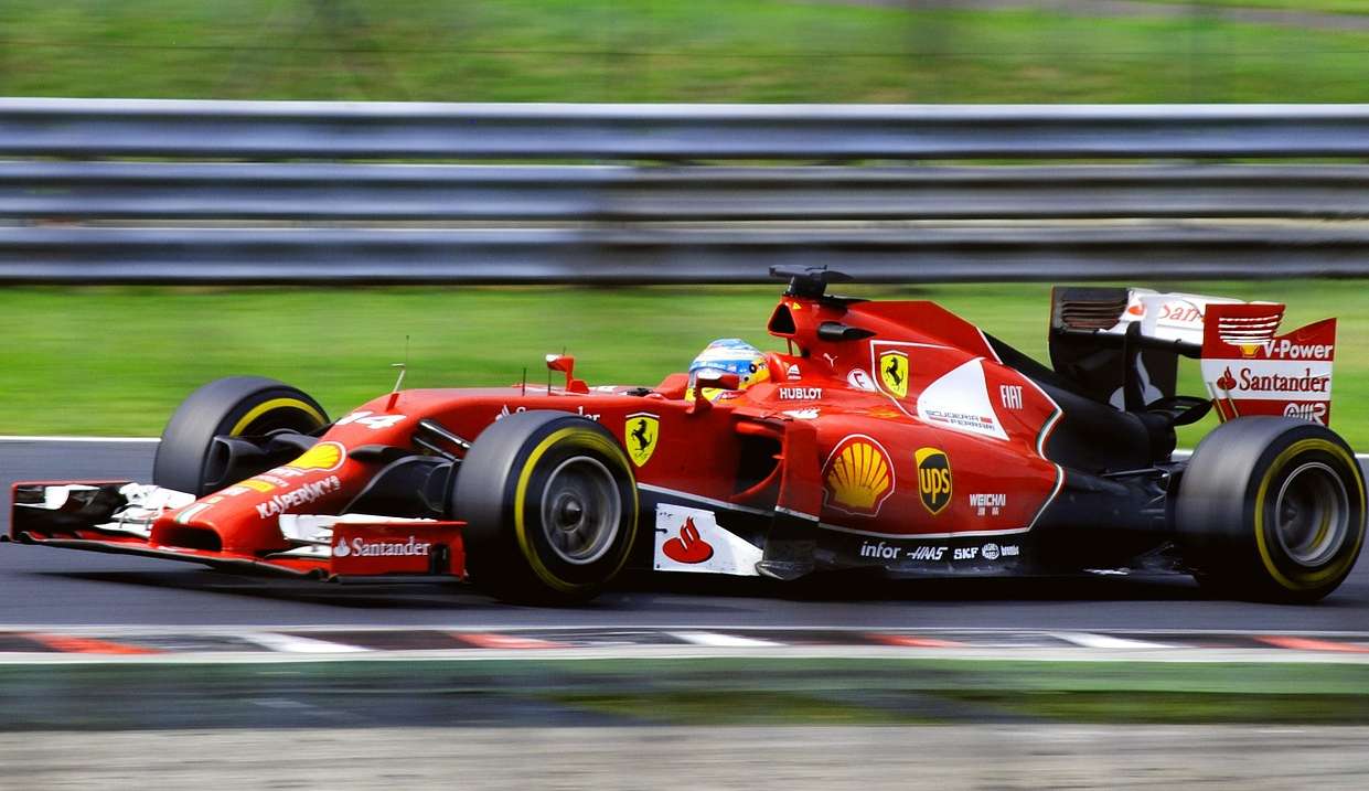 Sucessão de erros faz Ferrari se distanciar do título na F1