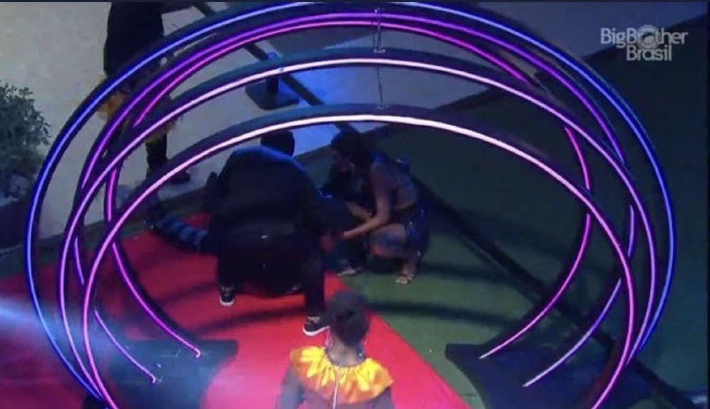 BBB 21: Com o pé fraturado, Caio leva tombo durante festa do reality