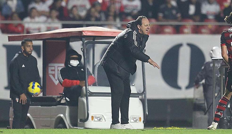 Rogério Ceni lamenta a derrota e reclama do preço de ingressos