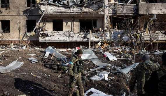 Novo bombardeio em arredores de Kiev assusta moradores