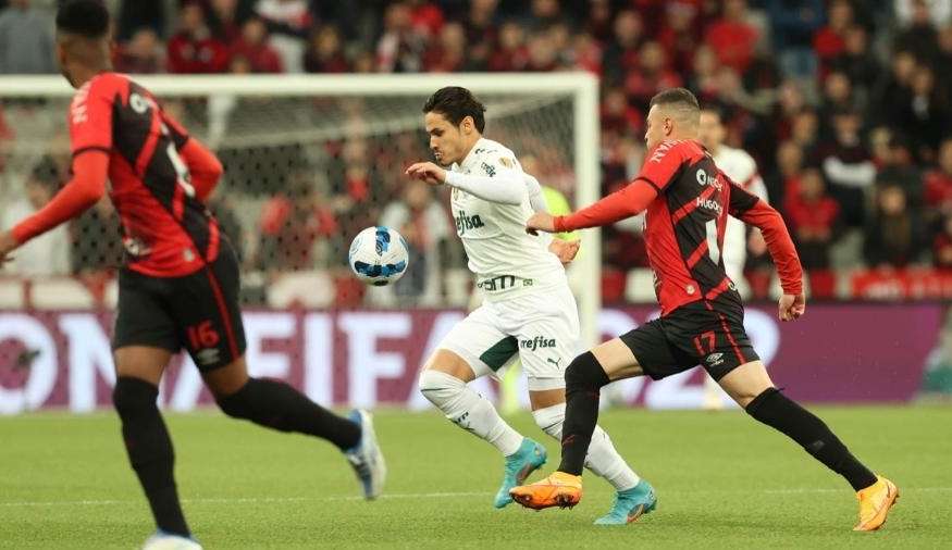 Lesão no tornozelo direito de Raphael Veiga preocupa Palmeiras