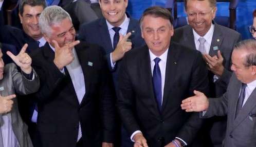 Caso seja reeleito, Bolsonaro diz que resolverá com Fachin questão sobre decreto de armas