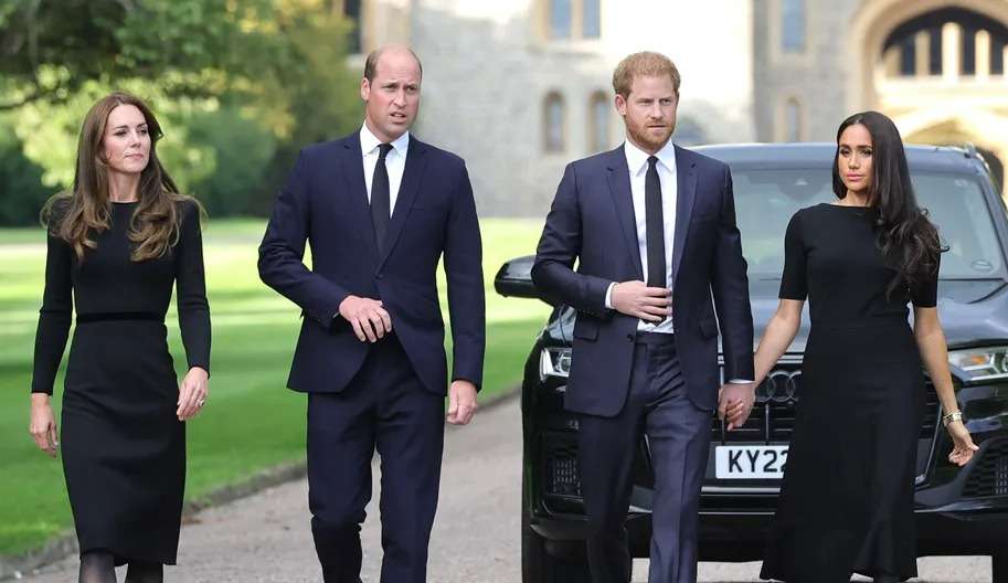 Afastados há anos, William e Harry aparecem juntos homenageando a avó