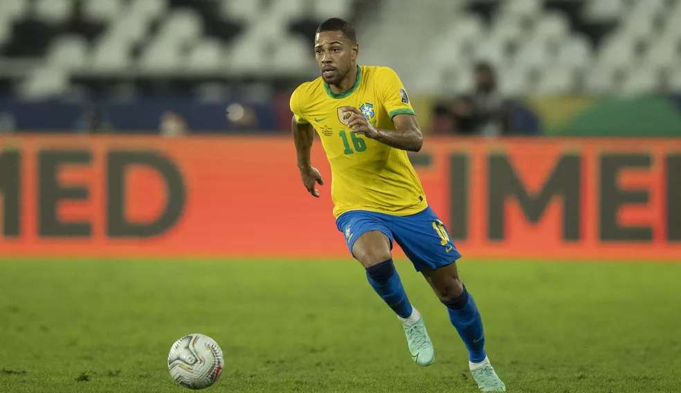 Tite convoca Renan Lodi para ocupar o lugar de Alex Sandro nos amistosos