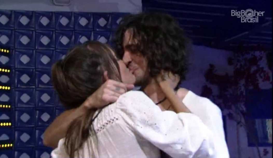 Fiuk e Thaís se beijam após brincadeira de brothers: “Vamos acabar com isso logo”