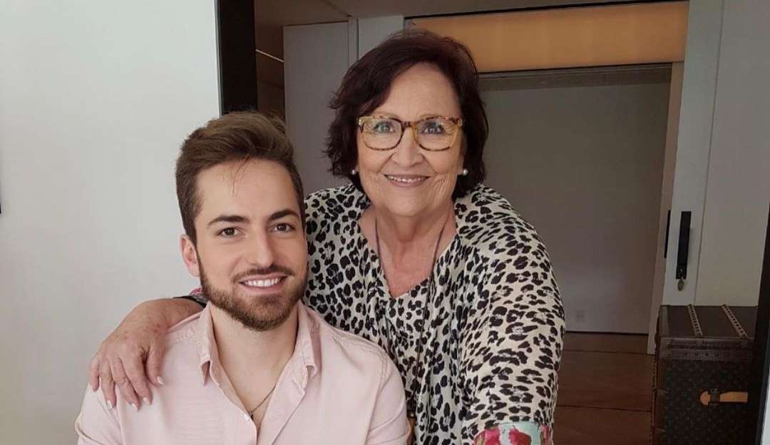 Thales Bretas comemora aniversário de Dona Dea, mãe de Paulo Gustavo