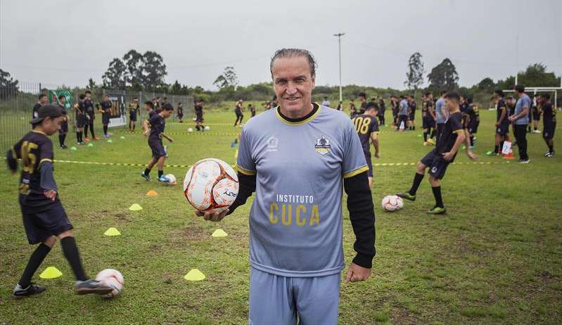 Técnico Cuca inaugura projeto social para jovens em Curitiba