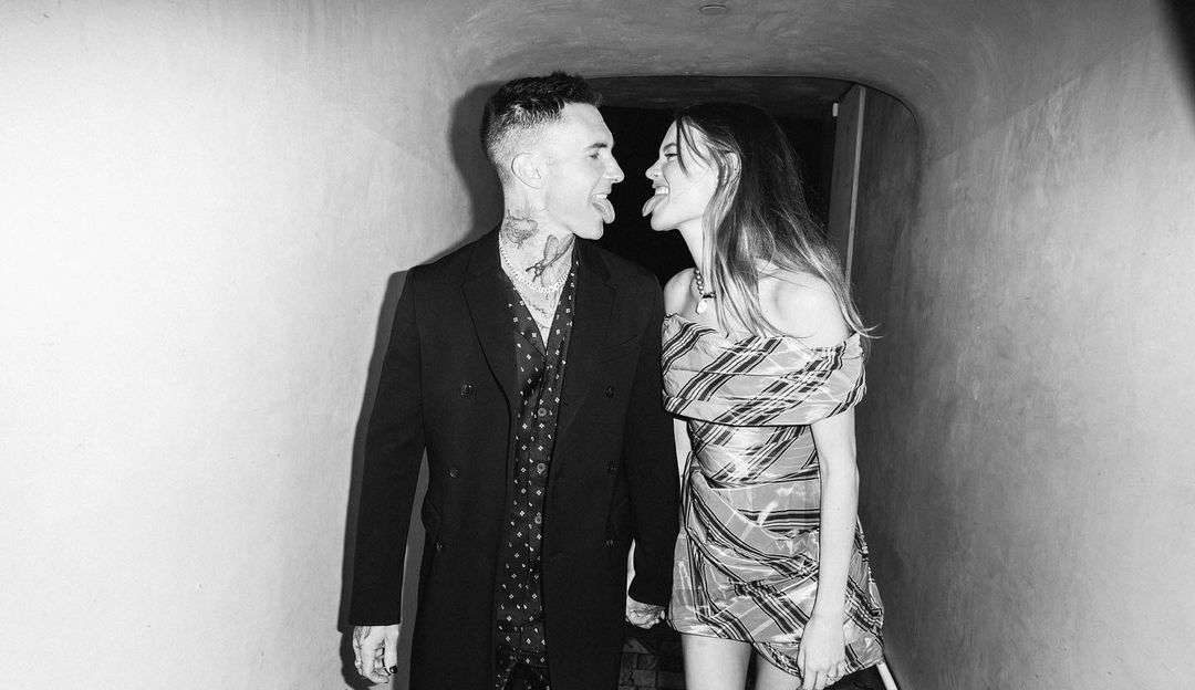 Após acusações de traição, Adam Levine parece estar tentando seguindo em frente