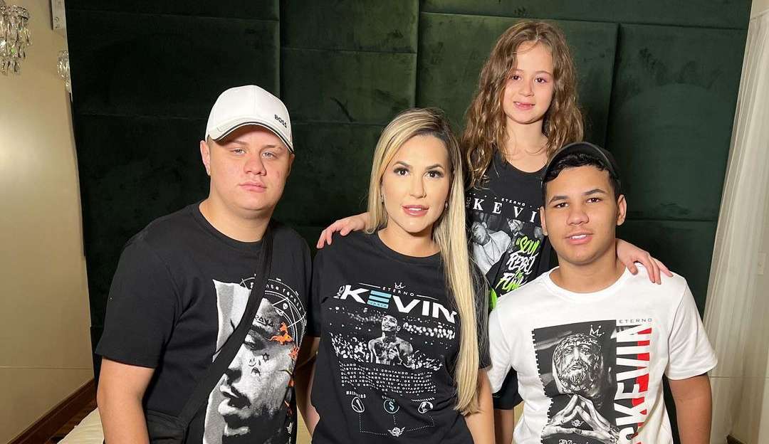 Filho de Deolane Bezerra treina tiro ao alvo com foto de Deborah Albuquerque