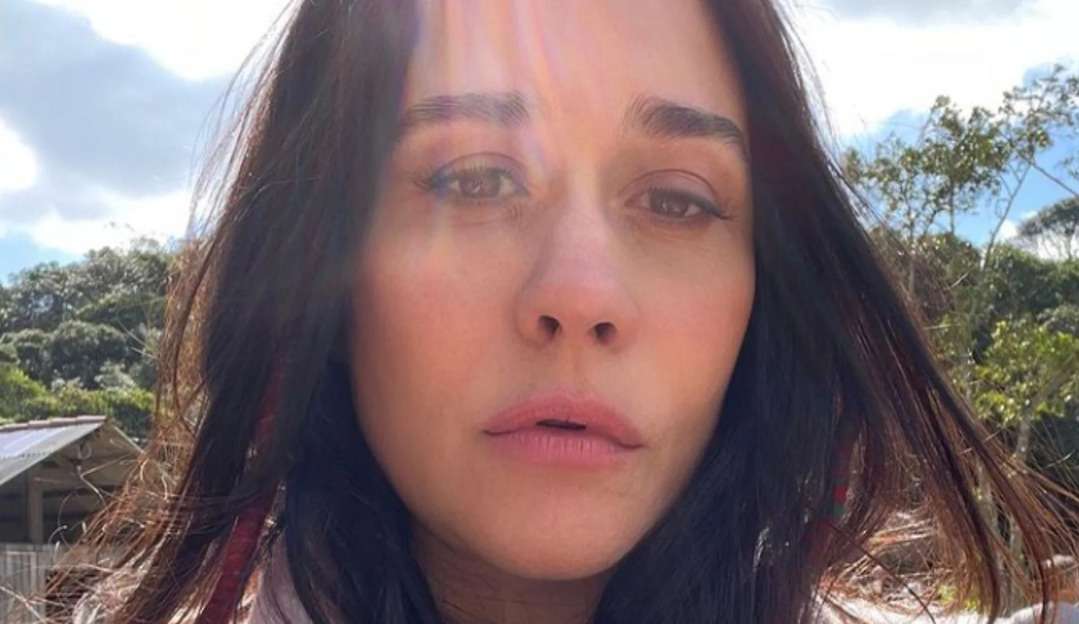 Alessandra Negrini volta ao horário nobre e fala sobre idade, sexo e política