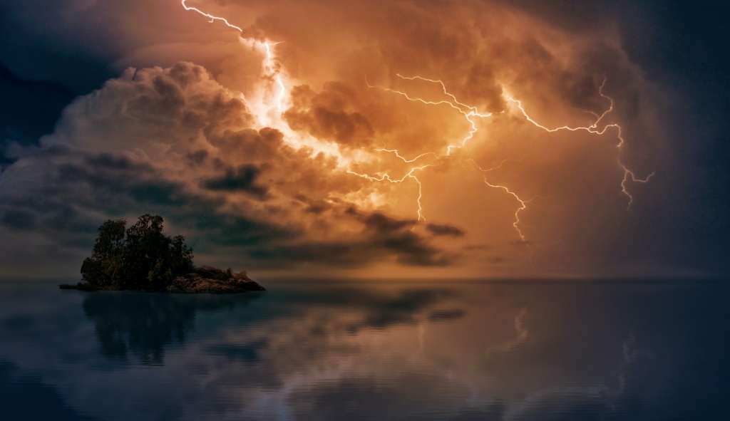 Ciência explica o motivo de não recomendar tomar banho durante uma tempestade