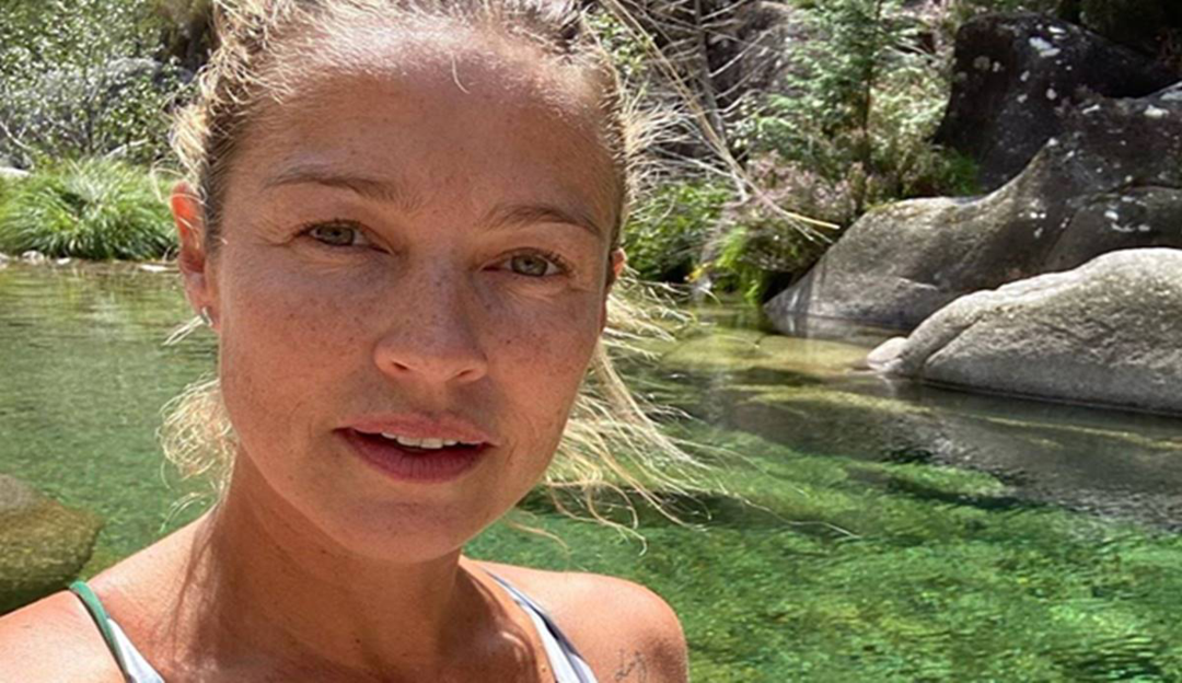 Prestes a completar 44 anos Luana Piovani posa ao lado dos filhos