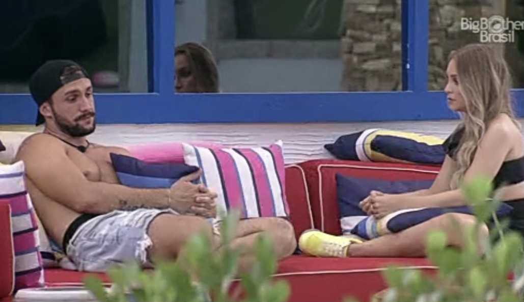 Carla e Arthur conversam antes do jogo da discórdia e sister questiona: “Se a gente ficar, você fica comigo?”