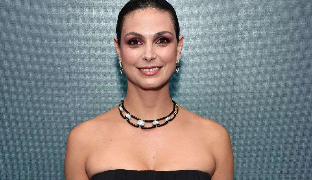 Morena Baccarin hipnotiza red carpet com look preto e vinho