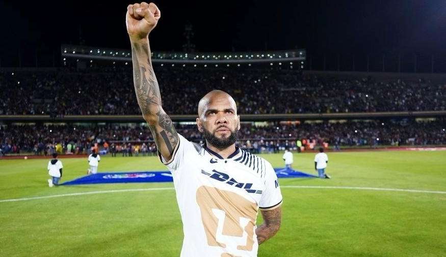 Daniel Alves desmente Pumas após clube divulgar lesão do atleta