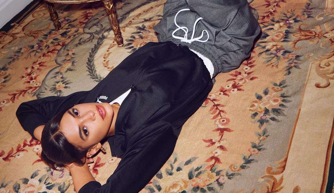 Em entrevista com Sabrina Sato, Bruna Marquezine revela encarar a vida com bom-humor
