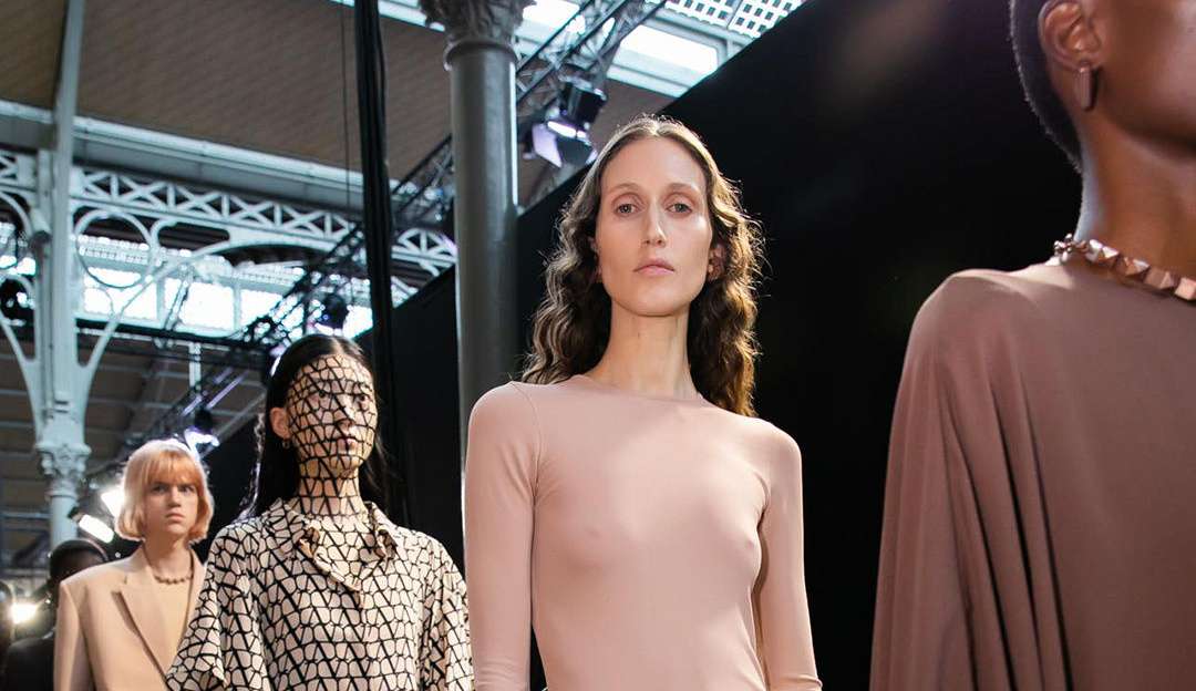 Limpeza, consciência e redução de excessos são os conceitos chaves da coleção de verão da marca Valentino