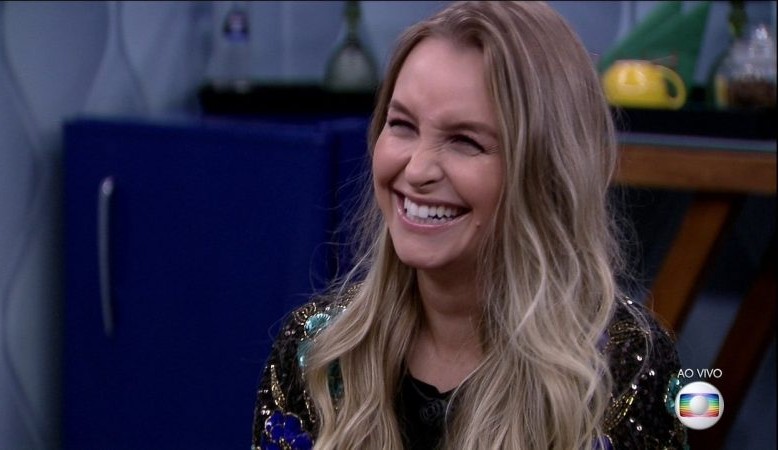 bbb21: Carla Diaz volta ao jogo e se declara para Arthur