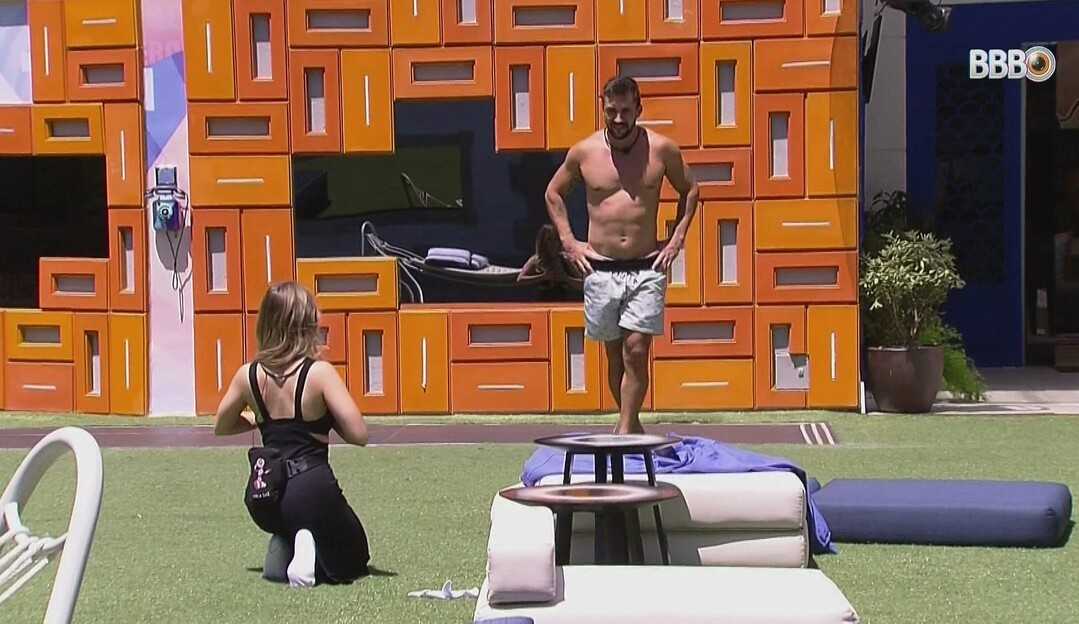 Carla Diaz faz proposta a Arthur: ‘Aceita ser meu parceiro no amor e no jogo?”/