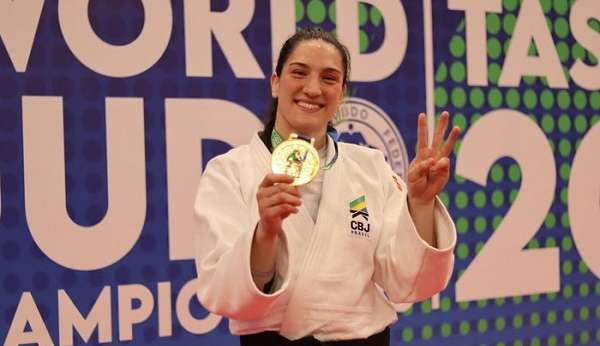 Judoca Mayra Aguiar se torna tricampeã mundial de judô