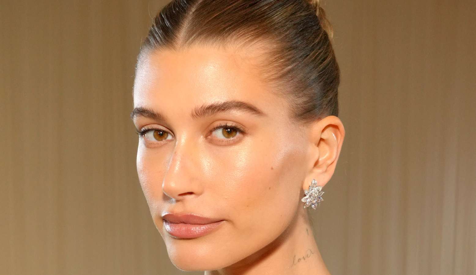 Aprenda a fazer o coque perfeito de Hailey Bieber