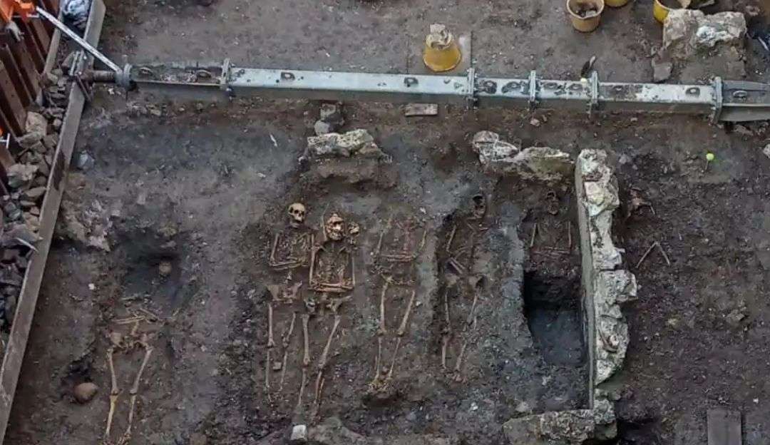 Arqueólogos encontram restos mortais de pessoas em subsolo de loja no País de Gales