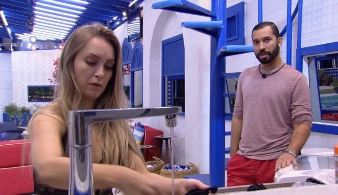 BBB21: Gilberto pede desculpas a Carla Diaz por falas pesadas durante o paredão falso