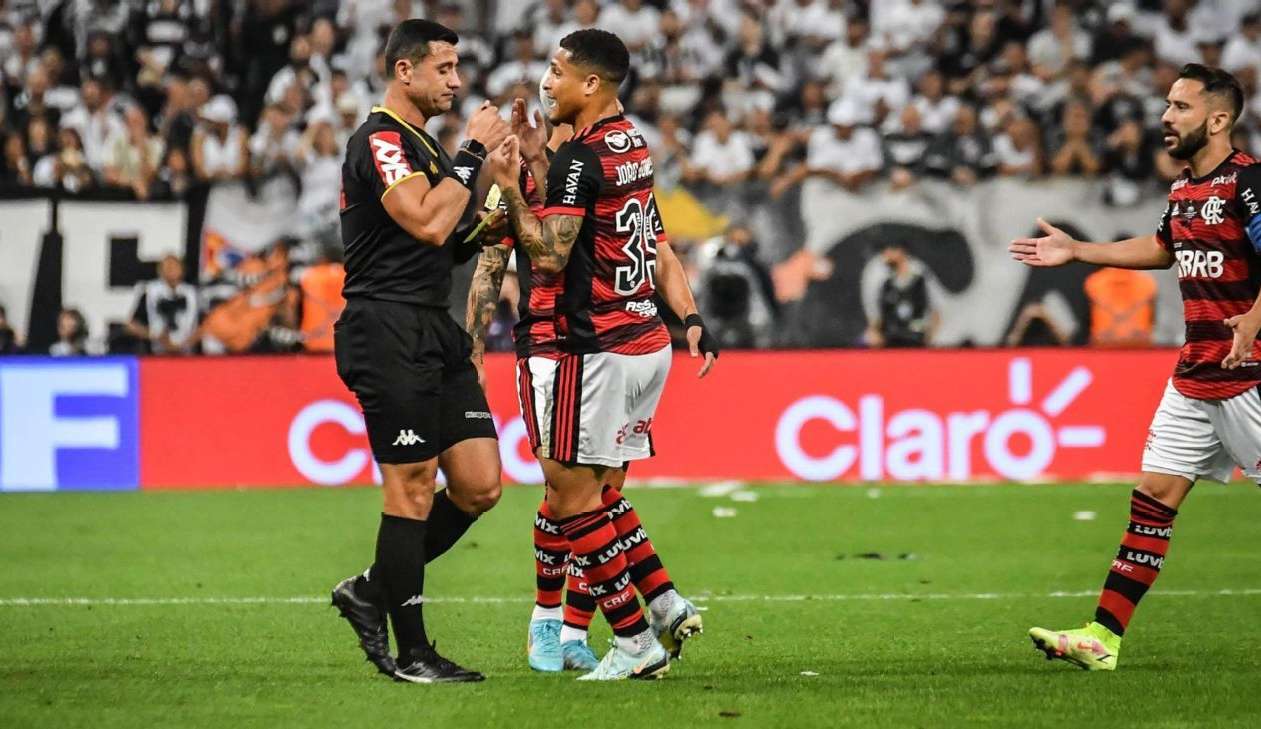 João Gomes se irrita com cartão amarelo que o tira da final da Copa do Brasil e critica árbitro