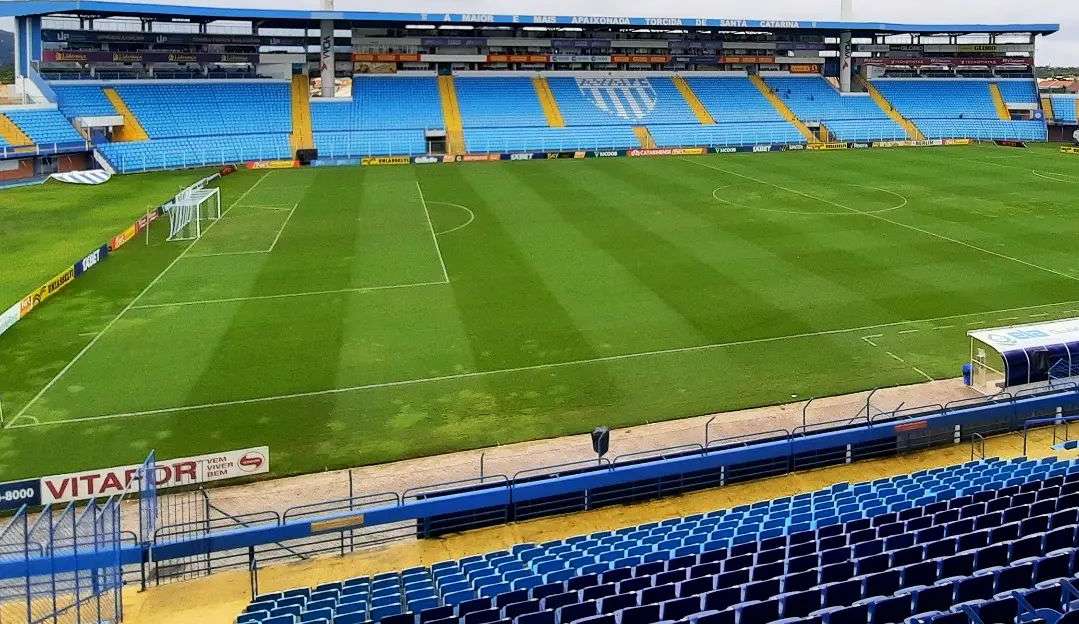 Avaí e Fluminense se enfrentam neste domingo sem torcida na Ressacada