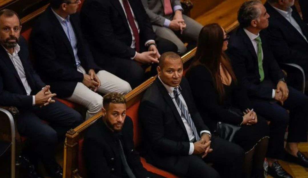 Neymar aparece em tribunal, no entanto é dispensado de acompanhar a ação movida contra ele