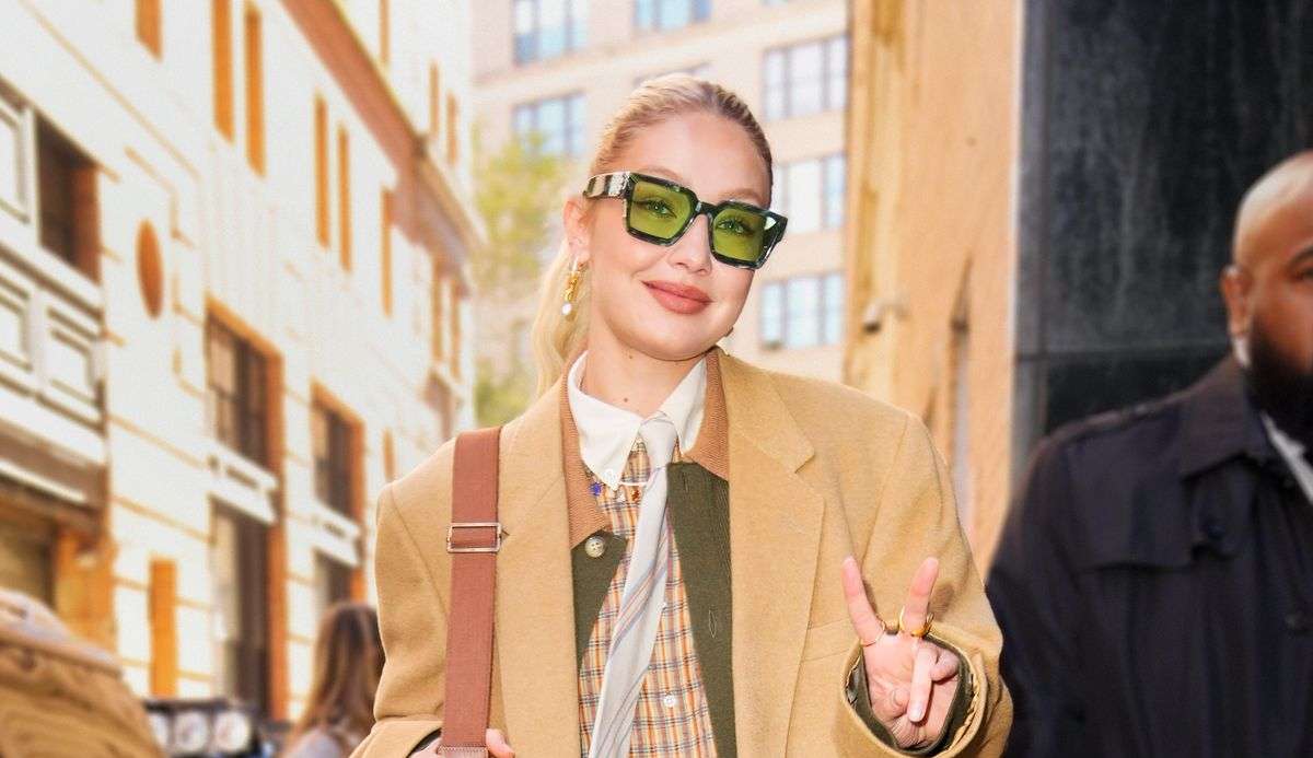 Gravata é o acessório do momento e Gigi Hadid sabe disso