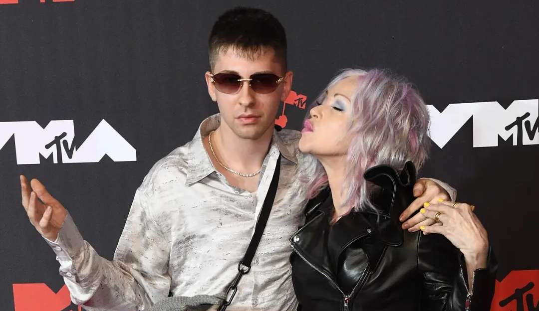 Filho de Cyndi Lauper se declara culpado em caso de veículo roubado