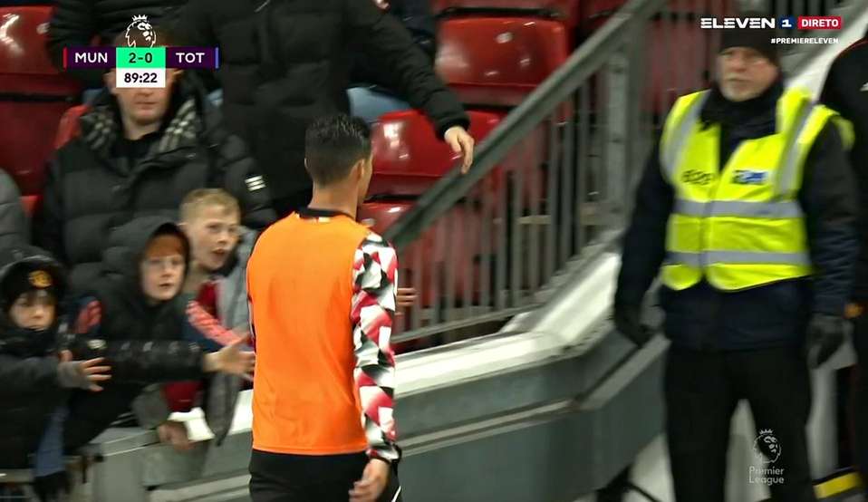 Insatisfeito: Cristiano Ronaldo deixa banco de reservas do Manchester United antes de apito final em jogo contra o Tottenham