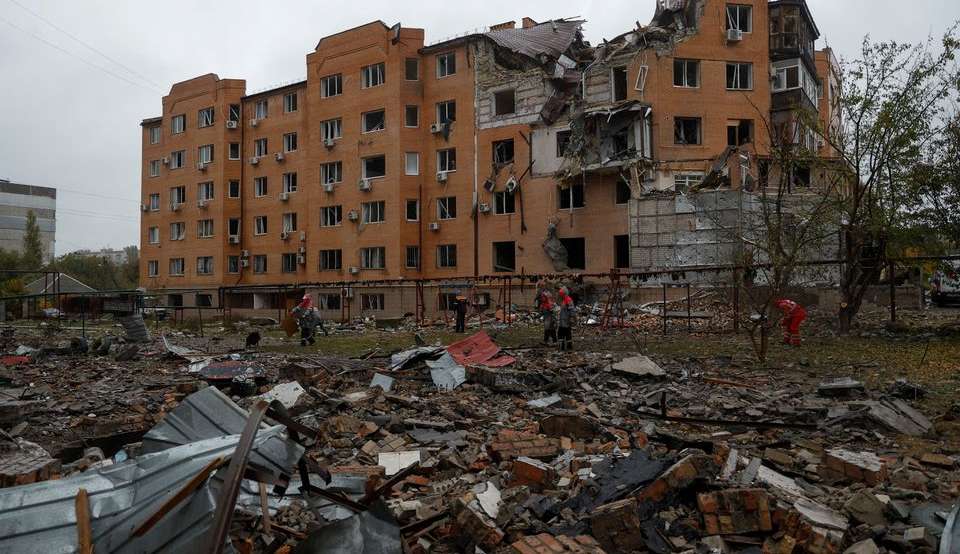 Rússia atinge casas no sul da Ucrânia, evacua Kherson e alerta para “bomba suja”