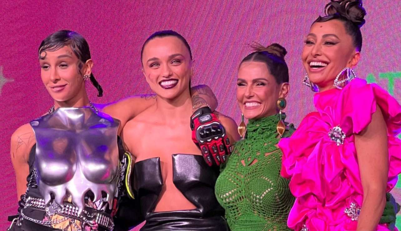 Geração Glamour 2022: Famosas dão beijo quádruplo no palco da premiação
