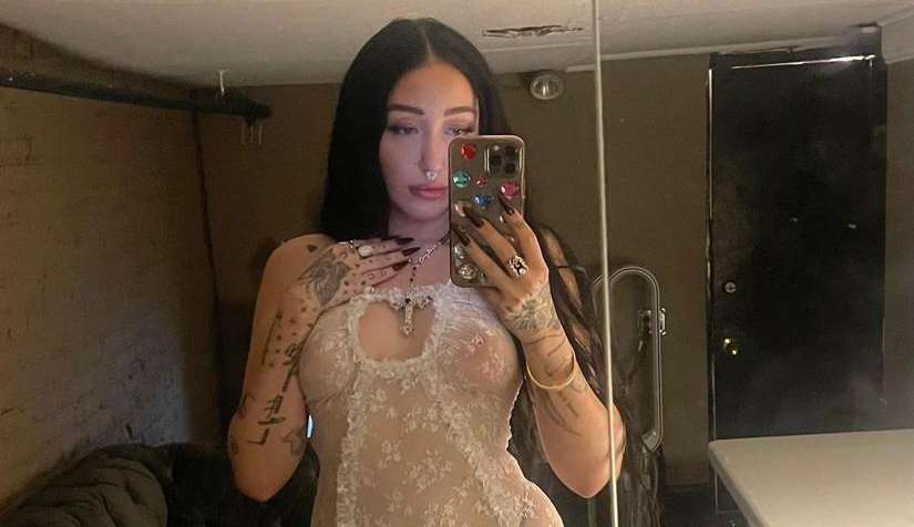 Noah Cyrus posa com vestido de renda transparente e recebe elogios