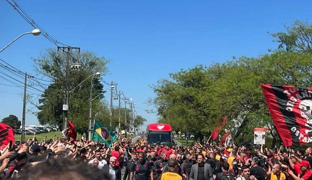 Torcida athleticana faz festa para o time rumo ao Equador