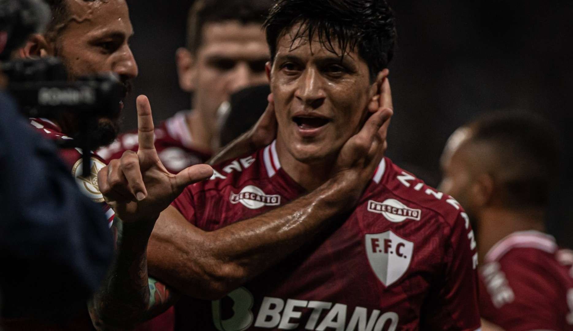 Faz o L: Cano marca dois gols e ultrapassa Washington ficando a um gol de importante marca no Fluminense